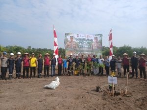 PT TIMAH dan Polres Bangka Barat Hijaukan Lahan Eks Tambang dengan Penanaman Pohon Produktif