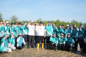 Peringati Hari Lingkungan Hidup Sedunia, TP-PKK Babel dan Pemprov Hijaukan Pesisir Namang dengan 1.000 Mangrove