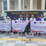 KBOBABEL.COM (PANGKALPINANG) – Suasana di depan Pengadilan Negeri (PN) Pangkalpinang, Kamis (4/6/2026), tampak berbeda dari biasanya. Sedikitnya seratus tenaga kesehatan (nakes) yang terdiri dari dokter, perawat, serta pegawai klinik dan rumah sakit berjejer rapi di sepanjang trotoar depan gedung pengadilan untuk menggelar aksi damai.
