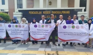 KBOBABEL.COM (PANGKALPINANG) – Suasana di depan Pengadilan Negeri (PN) Pangkalpinang, Kamis (4/6/2026), tampak berbeda dari biasanya. Sedikitnya seratus tenaga kesehatan (nakes) yang terdiri dari dokter, perawat, serta pegawai klinik dan rumah sakit berjejer rapi di sepanjang trotoar depan gedung pengadilan untuk menggelar aksi damai.