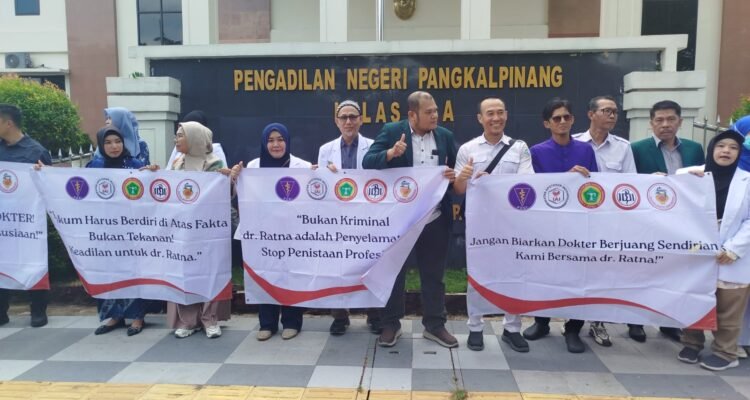 KBOBABEL.COM (PANGKALPINANG) – Suasana di depan Pengadilan Negeri (PN) Pangkalpinang, Kamis (4/6/2026), tampak berbeda dari biasanya. Sedikitnya seratus tenaga kesehatan (nakes) yang terdiri dari dokter, perawat, serta pegawai klinik dan rumah sakit berjejer rapi di sepanjang trotoar depan gedung pengadilan untuk menggelar aksi damai.