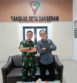 KBOBABEL.COM (NAMANG, BANGKA TENGAH) — Komitmen membangun sinergi antara insan pers dan Tentara Nasional Indonesia (TNI) kembali diperkuat melalui audiensi yang digelar Pengurus Dewan Pimpinan Daerah (DPD) Pro Jurnalismedia Siber (PJS) Bangka Belitung bersama jajaran Dewan Pimpinan Cabang (DPC) PJS Kota Pangkalpinang di Markas Batalyon Infanteri (Yonif) 147, Desa Jelutung, Kecamatan Namang, Kabupaten Bangka Tengah, Kamis (4/6/2026).