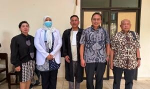 KBOBABEL.COM (PANGKALPINANG).– Sidang lanjutan perkara yang menjerat dr. Ratna Setia Asih, Sp.A, di Pengadilan Negeri Pangkalpinang, Rabu (11/6/2026), memasuki agenda pembacaan pledoi. Dalam pembelaannya, tim kuasa hukum menegaskan keyakinan bahwa klien mereka tidak terbukti memenuhi unsur pidana sebagaimana yang didakwakan oleh jaksa penuntut umum. Rabu (11/6/2026)