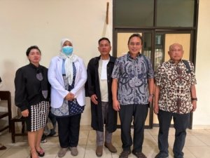 KBOBABEL.COM (PANGKALPINANG).– Sidang lanjutan perkara yang menjerat dr. Ratna Setia Asih, Sp.A, di Pengadilan Negeri Pangkalpinang, Rabu (11/6/2026), memasuki agenda pembacaan pledoi. Dalam pembelaannya, tim kuasa hukum menegaskan keyakinan bahwa klien mereka tidak terbukti memenuhi unsur pidana sebagaimana yang didakwakan oleh jaksa penuntut umum. Rabu (11/6/2026)