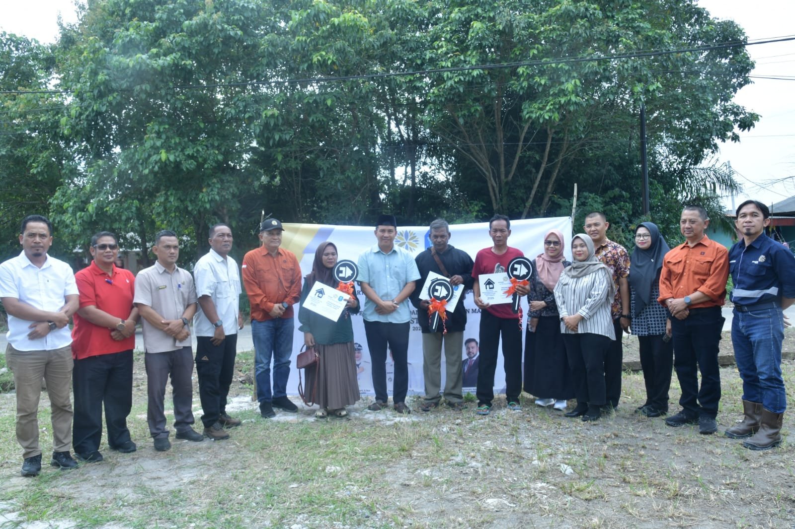 KBOBABEL.COM (BANGKA) – Komitmen Arsari Tambang untuk tumbuh bersama masyarakat kembali diwujudkan melalui aksi nyata. Melalui dua perusahaan yang berada di bawah naungan grup usaha Arsari Tambang, yakni PT Mitra Stania Prima (MSP) dan PT AEGA Prima, perusahaan melaksanakan peletakan batu pertama pembangunan Rumah Layak Huni (RLH) serta menyerahkan Balai Posyandu Kasih Ibu di Lingkungan Rambak, Kelurahan Jelitik, Kecamatan Sungailiat, Kabupaten Bangka, Jumat (12/6/2026).