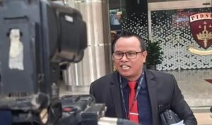 KBOBABEL.COM (JAKARTA) – Polemik ekspor elemenit yang melibatkan PT Putra Prima Mineral Mandiri (PT PMM) kembali memanas. Setelah belasan kontainer milik perusahaan tersebut menjadi sasaran penggeledahan oleh Tim Satgas Penertiban Kawasan Hutan (PKH) di Pelabuhan Batam, kini perhatian publik tertuju pada langkah Kejaksaan Agung RI yang dikabarkan melakukan penjemputan terhadap Kepala Kantor Bea Cukai Pangkalpinang, Junanto Kurniawan. Minggu (21/6/2026)