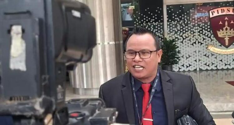 KBOBABEL.COM (JAKARTA) – Polemik ekspor elemenit yang melibatkan PT Putra Prima Mineral Mandiri (PT PMM) kembali memanas. Setelah belasan kontainer milik perusahaan tersebut menjadi sasaran penggeledahan oleh Tim Satgas Penertiban Kawasan Hutan (PKH) di Pelabuhan Batam, kini perhatian publik tertuju pada langkah Kejaksaan Agung RI yang dikabarkan melakukan penjemputan terhadap Kepala Kantor Bea Cukai Pangkalpinang, Junanto Kurniawan. Minggu (21/6/2026)