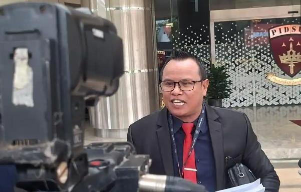 KBOBABEL.COM (JAKARTA) – Polemik ekspor elemenit yang melibatkan PT Putra Prima Mineral Mandiri (PT PMM) kembali memanas. Setelah belasan kontainer milik perusahaan tersebut menjadi sasaran penggeledahan oleh Tim Satgas Penertiban Kawasan Hutan (PKH) di Pelabuhan Batam, kini perhatian publik tertuju pada langkah Kejaksaan Agung RI yang dikabarkan melakukan penjemputan terhadap Kepala Kantor Bea Cukai Pangkalpinang, Junanto Kurniawan. Minggu (21/6/2026)