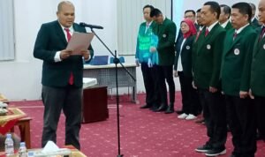 IMG_20260613_200131 KBOBABEL.COM (PANGKALPINANG) – Pelantikan Pengurus Ikatan Dokter Indonesia (IDI) Cabang Pangkalpinang periode 2026–2029 menjadi momentum penting untuk memperkuat peran organisasi profesi dalam menjaga kualitas pelayanan kesehatan dan marwah profesi kedokteran. Minggu (14/6/2026)
