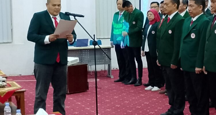 KBOBABEL.COM (PANGKALPINANG) – Pelantikan Pengurus Ikatan Dokter Indonesia (IDI) Cabang Pangkalpinang periode 2026–2029 menjadi momentum penting untuk memperkuat peran organisasi profesi dalam menjaga kualitas pelayanan kesehatan dan marwah profesi kedokteran. Minggu (14/6/2026)
