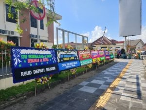 Jelang Sidang dr Ratna, Puluhan Karangan Bunga Penuhi PN Pangkalpinang: “Stop Kriminalisasi Dokter”