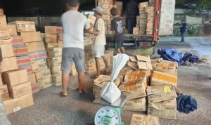 20260719-Proses-pembongkaran-truk-ekspedisi