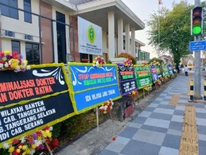 PN Pangkalpinang Dikepung Ratusan Karangan Bunga, Dokter Se-Indonesia Bersatu: “Stop Kriminalisasi Dokter, Bebaskan dr Ratna!”