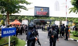 brimob_berjaga_di_polda_metro