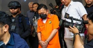 Dikawal Ketat Brimob, Don Ritto Dilimpahkan ke Kejagung Bersama Sejumlah Barang Bukti