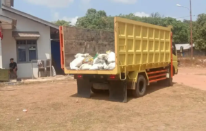 Pasir Timah Hasil Pengamanan TNI AL Dipindahkan, 8 Truk Dikawal dari Manggar ke Tanjung Pandan