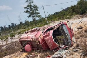 Kecelakaan Saat Bertugas, Mobil Tangki Damkar Belitung Terbalik di Jalan Renati, 3 Petugas Luka