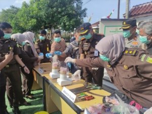 Kejari Bangka Tengah Musnahkan 71 Barang Bukti Perkara Inkrah, Ratusan Paket Sabu hingga Senjata Tajam Dimusnahkan