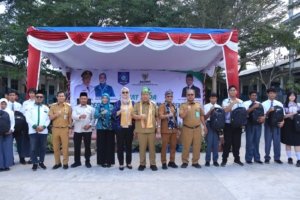 Pastikan Pendidikan Merata, Gubernur Hidayat Salurkan Seragam Sekolah bagi Siswa Prasejahtera Babel