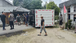 Kecelakaan di Jalan Muntok-Pangkalpinang, Isuzu NMR Hantam Rumah Warga, 4 Orang Terluka
