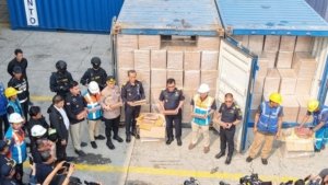 Dikira Pipa dan Baja Ringan, Dua Kontainer Ternyata Berisi 8,96 Juta Rokok Ilegal