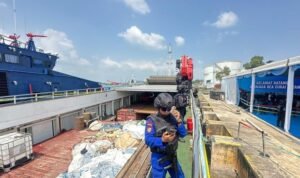 jumpa-pers-soal-pengungkapan-26-ton-narkoba-cair-oleh-bnn-bea-cukai-hingga-polda-kepri-1787298838464_169