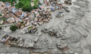 lumpur-tutupi-permukiman-usai-banjir-bandang-1787802334190_169