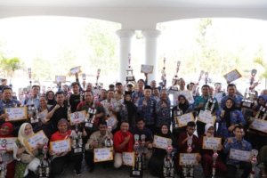 Pemprov Babel Serahkan Rp180 Juta untuk Pemenang Pawai dan Karnaval HUT ke-81 RI
