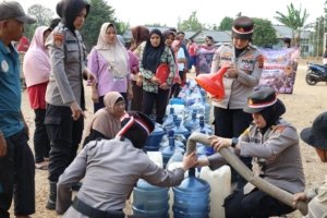 Hadapi Musim Kemarau, Polwan Polda Babel Distribusikan Ratusan Ribu Liter Air ke Warga