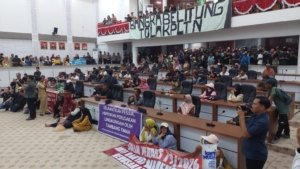 Aktivis dan Warga Kepung DPRD Babel, 9 Tuntutan Keadilan Ekologis Disuarakan