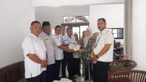 Wakili Gubernur Babel, Pj Sekda Serahkan Santunan Rp11,85 Juta untuk Keluarga Harrie