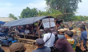 20261007-DIALOG-DENGAN-PENAMBANG-Anggota-kepolisian-dari-Polres-Bangka-Barat-saat