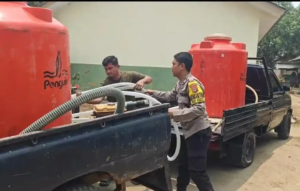 Krisis Air Bersih di Desa Sempan, Polsek Pemali Turun Tangan Bantu Warga Terdampak Kekeringan