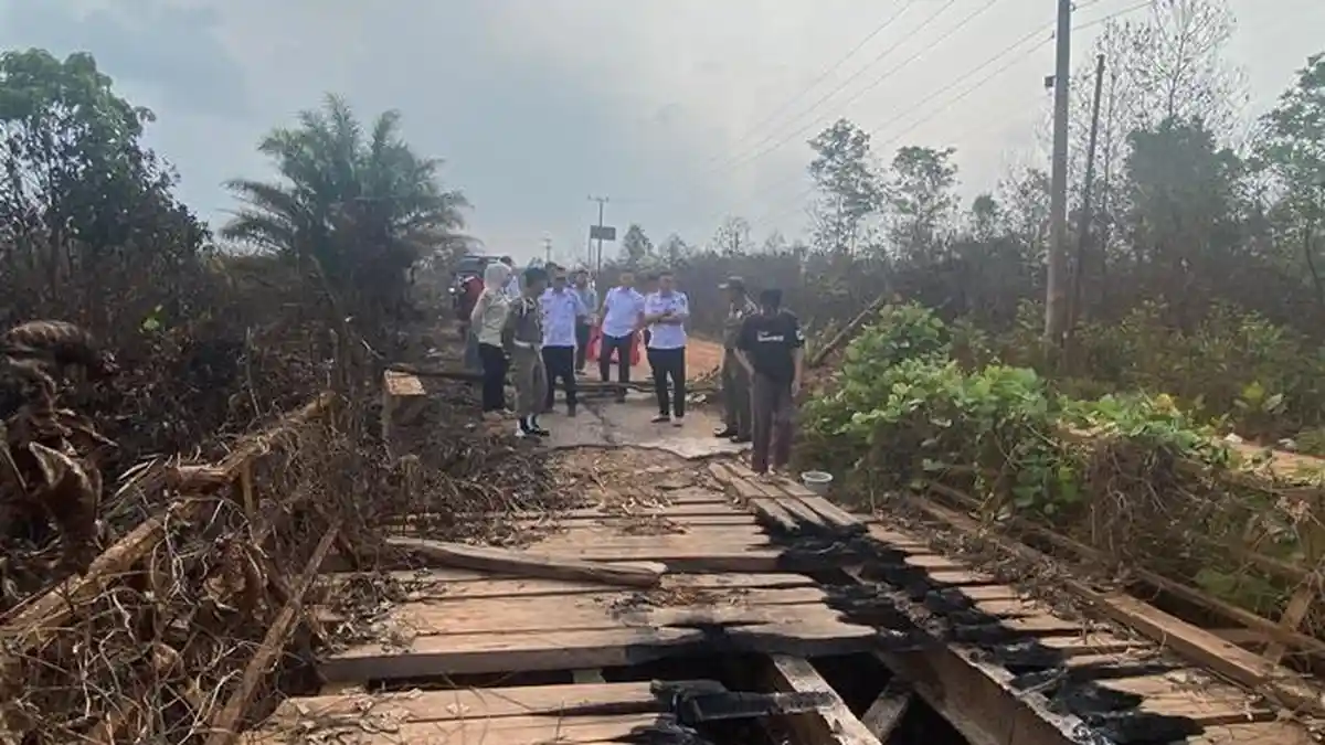 Akses Warga Terancam, Jembatan Kayu di Riausilip Diduga Sengaja Dibakar, Pemkab Bangka Buru Kejelasan Pelaku
