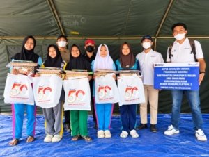 PT TIMAH Salurkan 210 Paket Seragam Sekolah untuk Anak-anak Korban Kebakaran Dusun Serdang