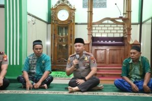Kapolres Belitung AKBP Satria Darma, SE, SIK, MM Subuh Keliling Bersama Masyarakat