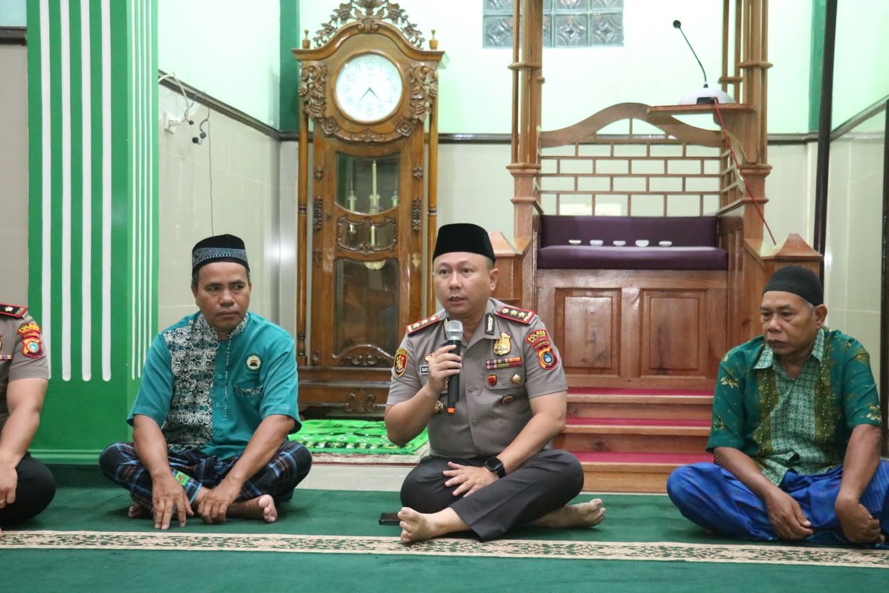 Kapolres Belitung AKBP Satria Darma, SE, SIK, MM Subuh Keliling Bersama Masyarakat